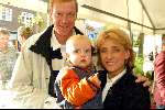Laren 21 september 2002
Opening Wolford winkel in Laren
Berdien Stenberg met baby en vriend