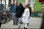 Amsterdam 11 april 2002
Bryan Roy samen met Nada v Nie boodschappen aan het doen