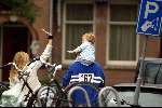 Amsterdam 21 september 2002
Reinout Oerlemans en Danielle Overgaag met hun zoontje