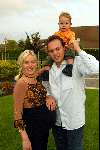 Fijnaart 5 september 2002
Frans Bauer met zwangere Mariska en hun zoontje Christiaan