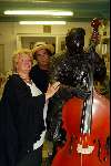 Monnickendam 17 september 2002
Liz Pieters bij beeld van Manke Nelis
