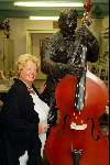 Monnickendam 17 september 2002
Liz Pieters bij beeld van Manke Nelis