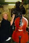 Monnickendam 17 september 2002
Liz Pieters bij beeld van Manke Nelis
