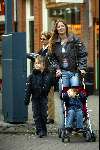 Amsterdam 28 oktober 2002

Mariska Hulscher met kinderen


Peter Smulders bv