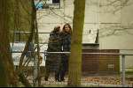 Lisse22 maart 2002
Suze Mens wandelend met dochter nadat haar man Harry Mens heeft bekend gemaakt dat hij een andere relatie heeft en ook nog eens twee kinderen van haar