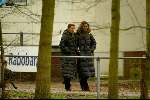 Lisse22 maart 2002
Suze Mens wandelend met dochter nadat haar man Harry Mens heeft bekend gemaakt dat hij een andere relatie heeft en ook nog eens twee kinderen van haar