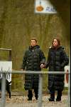 Lisse22 maart 2002
Suze Mens wandelend met dochter nadat haar man Harry Mens heeft bekend gemaakt dat hij een andere relatie heeft en ook nog eens twee kinderen van haar
