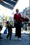 Amsterdam 25 september 2003
Ariane  spier met zoontje  op pc hooftstraat