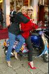 Amsterdam 11 september 2003
Opening Vespa winkel in amsterdam op v baerlestraat
Babette Cremer en vrouw Henk Schiffmacher
