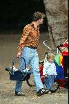 Amsterdam 5 september 2003
Beau v Erven Dorens met zijn vrouw Selly en zijn 3 kinderen in het vondelpark op de fiets