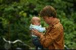 Amsterdam 5 september 2003
Beau v Erven Dorens met zijn vrouw Selly en zijn 3 kinderen in het vondelpark op de fiets