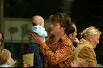 Amsterdam 5 september 2003
Beau v Erven Dorens met zijn vrouw Selly en zijn 3 kinderen in het vondelpark op de fiets