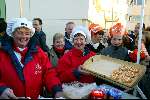 Den Haag 7 december 2003
Maxima en Prins Willem Alexander in het Bronovo ziekenhuis . Pers en andere mensen bij ziekenhuis. Bolletje Beschuit met muisjes