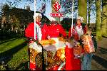 Wassenaar 8 december 2003
Bezoek bij de Horsten na geboorte kindje Maxima en Prins Willem Alexander. Bolletje beschuit