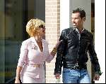 Amsterdam 27 september 2003
Connie Breukhoven met assistent op pc hooftstraat