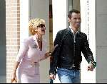 Amsterdam 26 september 2003
Connie Breukhoven met assistente op pc hooftstraat