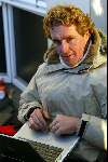 Den Haag 7 december 2003
Maxima en Prins Willem Alexander in het Bronovo ziekenhuis . Pers en andere mensen bij ziekenhuis. Edwin Smulders met laptop