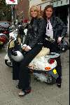 Amsterdam 11 september 2003
Opening vespa winkel in amsterdam op v baerlestraat
Ellemieke Vermolen met gebroken enkel en Josefine v Asdonk op scooter