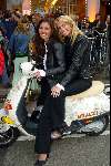 Amsterdam 11 september 2003
Opening vespa winkel in amsterdam op v baerlestraat
Ellemieke Vermolen met gebroken enkel en Josefine v Asdonk op scooter