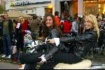 Amsterdam 11 september 2003
Opening vespa winkel in amsterdam op v baerlestraat
Ellemieke Vermolen met gebroken enkel en Josefine v Asdonk op scooter