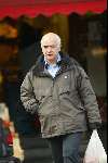 Amsterdam 6 december 2003
 Frits Spits boodschappen doen op de Cornelis Schuytsraat