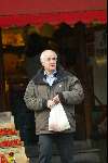 Amsterdam 6 december 2003
 Frits Spits boodschappen doen op de Cornelis Schuytsraat