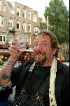 Amsterdam 11 september 2003
Opening vespa winkel in amsterdam op v baerlestraat
Henk schiffmacher met borrel en tatoes en gouden tanden