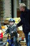 Amsterdam 2 december 2003
Jack Spijkerman met zoontje op Cornelis Schuytstraat