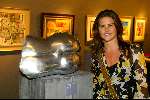 Amsterdam 6 december 2003
Opening van de antiek en kunstbeurs Pan in de Rai.
Judith Heinsbroek bij een kunstwerk van haar.