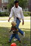 Amsterdam 30 augustus 2003
Maxime Gullit ( zoontje van Ruud Gullit ) voetballend
met papa