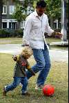 Amsterdam 30 augustus 2003
Maxime Gullit ( zoontje van Ruud Gullit ) voetballend
met papa