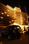 Amsterdam 21 september 2003
Patty Brard met haar vriend Bart Anokee bij het Hilton Hotel bij nacht