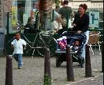 Amsterdam 16 september 2003
Kinderen Paul de Leeuw met de aupair