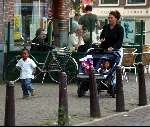 Amsterdam 16 september 2003
Kinderen Paul de Leeuw met de aupair