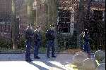 Den Haag 7 december 2003
Maxima en Prins Willem Alexander in het Bronovo ziekenhuis . Pers en andere mensen bij ziekenhuis. Politie.