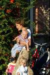 Amsterdam 17 september 2003
Prinses Marilene met Prins Lucas en Prinses Anna op straat