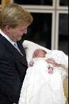 Den Haag 07 december 2003
Koningin Beatrix en Prins Friso en Mabel Wisse Smit op bezoek in Bronovo. Prins Willem Alexander met baby