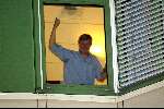 Den Haag 7 September 2003
Prins Willem Alexander zwaaiend nadat hij net vader is geworden