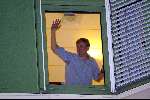 Den Haag 7 September 2003
Prins Willem Alexander zwaaiend nadat hij net vader is geworden
