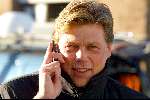 Den Haag 7 december 2003
Maxima en Prins Willem Alexander in het Bronovo ziekenhuis . Pers en andere mensen bij ziekenhuis.
Roelof Hemmen met gsm
