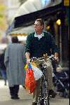 Amsterdam 28 oktober 2002
Ursul de Geer boodschappen doen op fiets