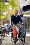 Amsterdam 28 oktober 2002
Ursul de Geer boodschappen doen op fiets