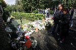 Vinkeveen 27 september 2004
Bloemen bij huis Andre Hazes.