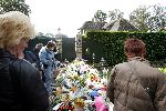 Vinkeveen 27 september 2004
Bloemen bij huis Andre Hazes.
