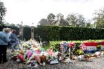 Vinkeveen 27 september 2004
Bloemen bij huis Andre Hazes.