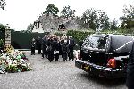 Vinkeveen 28 september 2004
Rachel Hazes en familie vertrekken bij hun huis op weg naar creamtorium Westgaarde