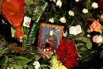 Vinkeveen 23 september 2004
Bloemen en fans bij het huis van Andre Hazes na diens overlijden.