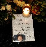 Vinkeveen 23 september 2004
Bloemen en fans bij het huis van Andre Hazes na diens overlijden.