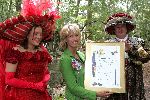 Drunen 13 september 2004
Anky v Grunsven wordt geridderd tot Barones van Land v Ooit. 
Anky zwanger