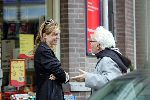 Amsterdam 17 september 2004
Ariane Spier met nieuwe liefde  op de Cornelis Schuytstraat
